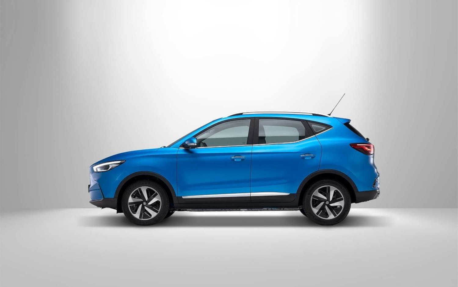 Comparison MG HS Exclusive Plugin Hybrid 2021 vs MG ZS EV 2022